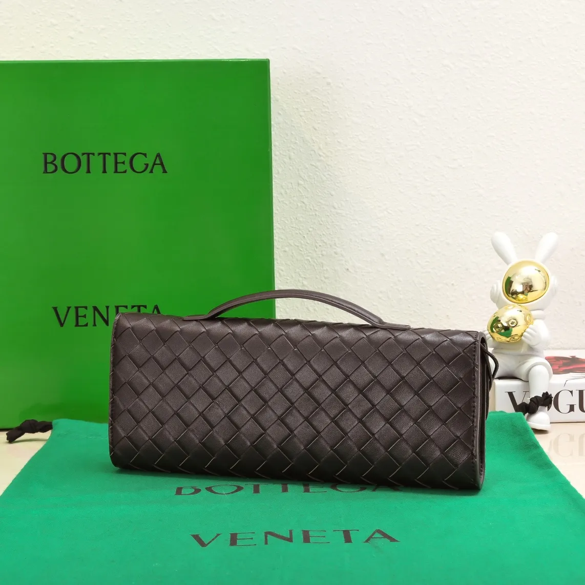 The batch of 1360 BV Andiamo evening handbags has been heavily planted again~ The designer aesthetics in the era of economic downturn are back. I fall in love with it at first sight and can't put it down. It's so beautiful and full of aura. The shape and texture are very competitive. It's light in weight and has sufficient capacity. It's a must-have for fashionistas. It's suitable for many occasions, minimalist, high-end and light luxury. Model No.: 741511 Size: 31*13*3cm